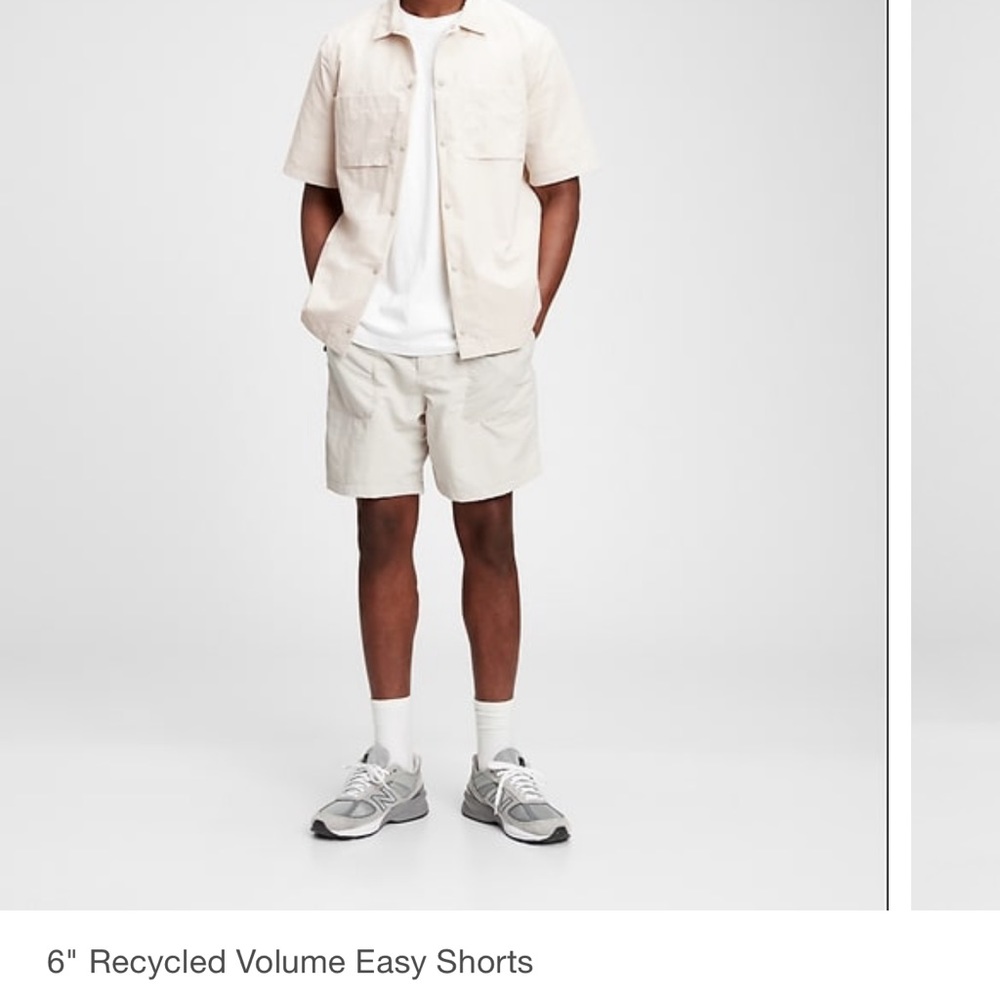 Brand new Gap 6’’ mens size small, light-weight cream colored shorts! Tags on!